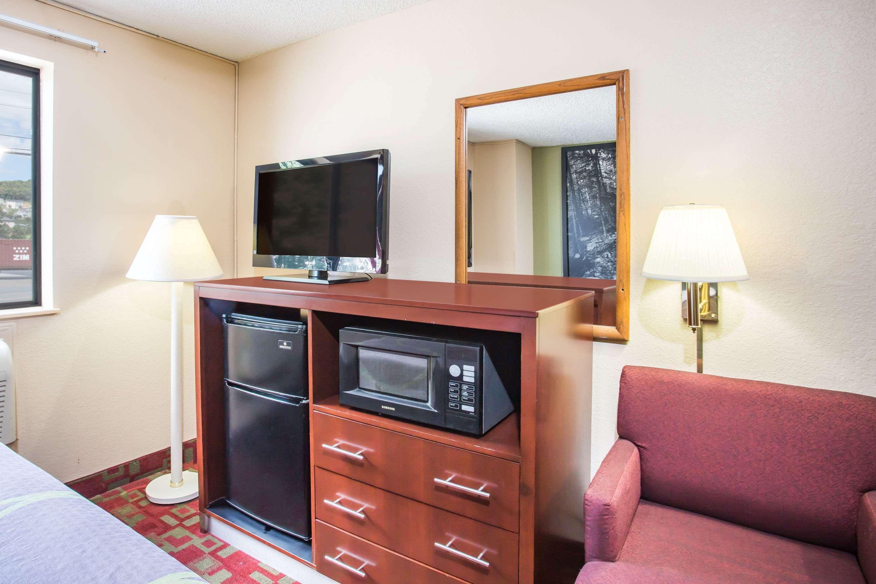 Super 8 By Wyndham Harrisonburg Motel Exterior photo