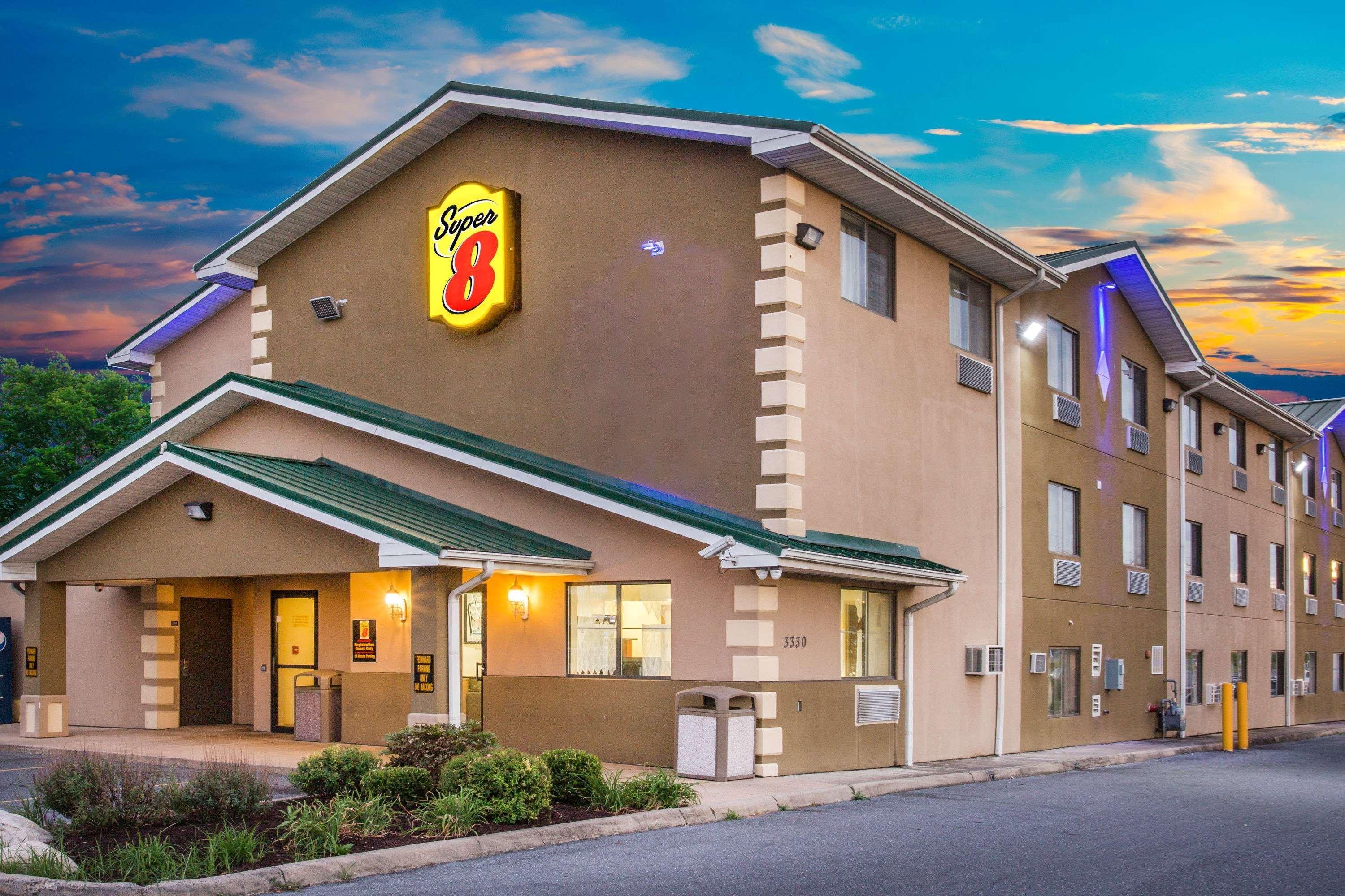 Super 8 By Wyndham Harrisonburg Motel Exterior photo